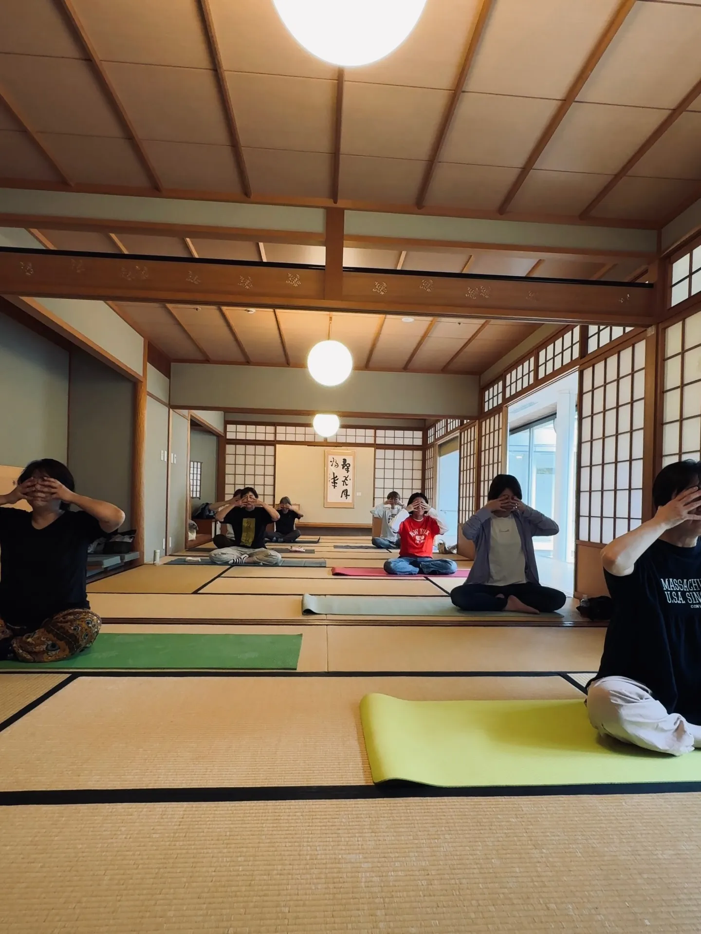先日のヨガクラスの一場面。